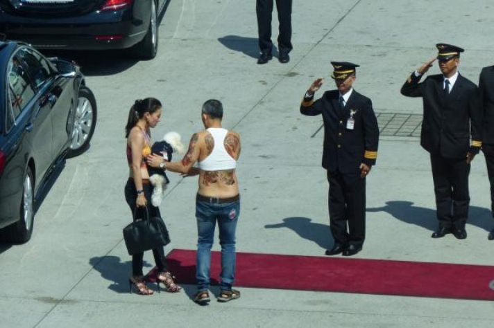 Ο νέος Βασιλιάς της Ταϊλάνδης είναι γεμάτος τατουάζ και φοράει μπουστάκι (Photos)