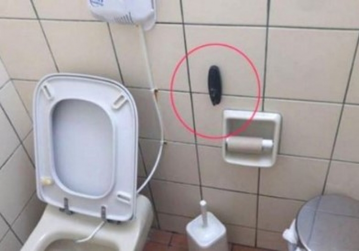 ΦΩΤΟ - ΣΑΛΟΣ στο Ναύπλιο για την κρυφή κάμερα σε γυναικεία τουαλέτα