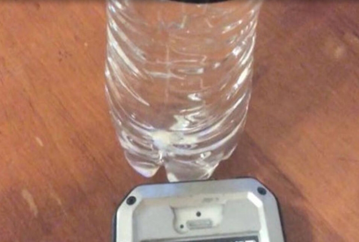 Δες τι θα συμβεί αν βάλεις το κινητό σου δίπλα σε ένα μπουκάλι με νερό! (video)