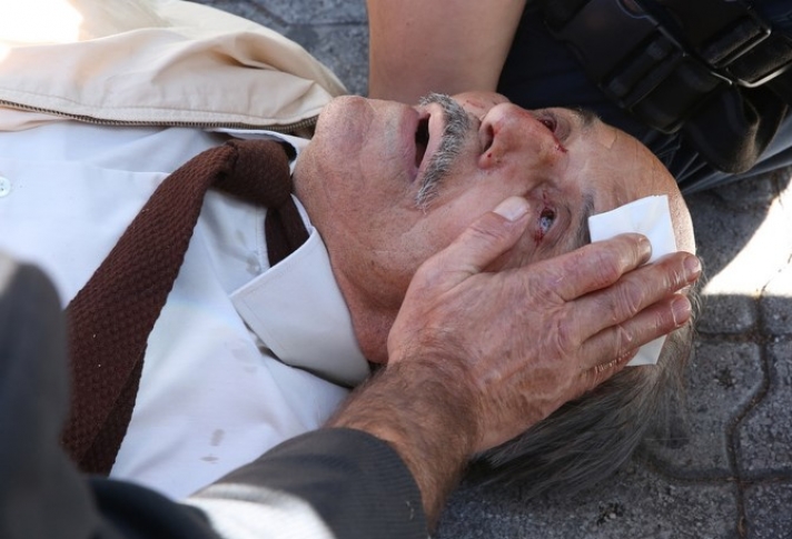 Απίστευτες εικόνες στην Ευελπίδων: Άνδρας των ΜΑΤ «γκρέμισε» ηλικιωμένο από σκάλα