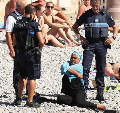 ΦΩΤΟ - ΕΤΣΙ ΕΙΝΑΙ ΤΑ ΣΟΒΑΡΑ ΚΡΑΤΗ! Νίκαια: Αστυνομικοί αναγκάζουν μουσουλμάνα να βγάλει...