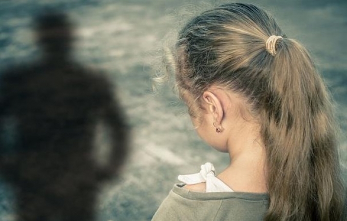 Κτήνος :  Πα-τέρας βίαζε την 13 χρονη κόρη και η μητέρα βιντεοσκοπούσε