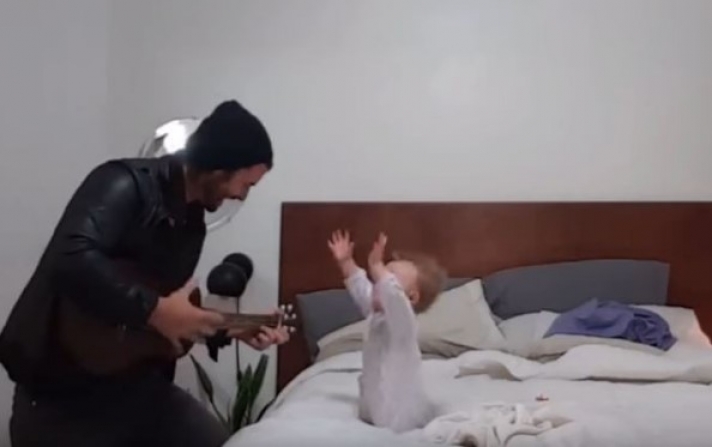 Όταν αυτός ο πατέρας άρχισε να παίζει κιθάρα, το μωρό του είχε την πιο γλυκιά αντίδραση