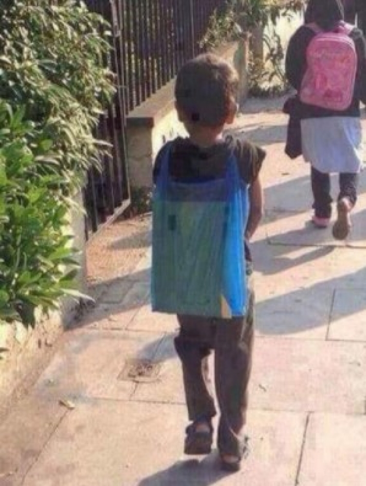 Η φωτογραφία αυτού του μικρού μαθητή έξω από το σχολείο συγκλονίζει
