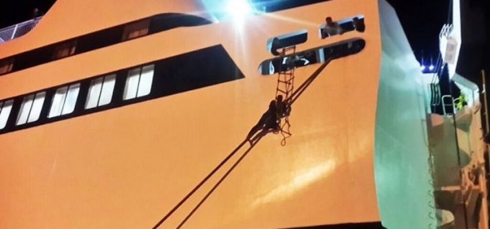 Μυτιλήνη - Πρόσφυγας προσπάθησε να μπει σε πλοίο σκαρφαλώνοντας στον κάβο – ΒΙΝΤΕΟ