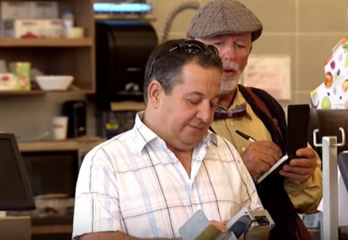 Αυτός ο ηλικιωμένος κλέβει το pin της πιστωτικής σας