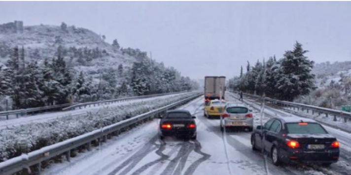 Απαγόρευση κυκλοφορίας οχημάτων άνω των 3,5 τόνων στην Νέα και στην Παλαιά Εθνική Οδό Αθηνών - Πατρών λόγω χιονόπτωσης - παγετού