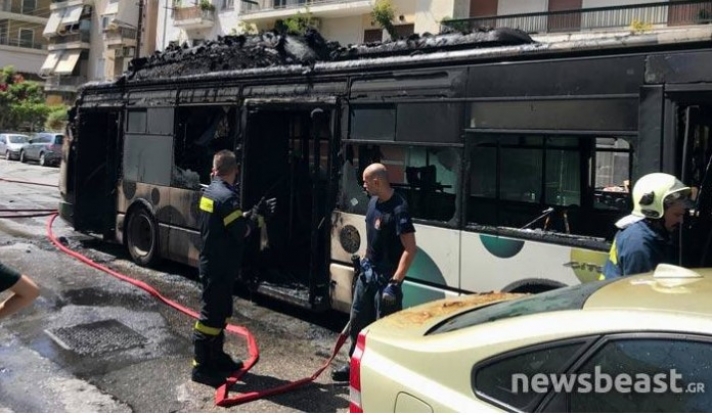 Αστικό λεωφορείο έπιασε φωτιά στα Κάτω Πατήσια