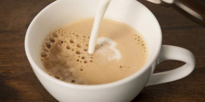 Βάζετε γάλα στον καφέ σας; Δείτε τι συμβαίνει στον οργανισμό