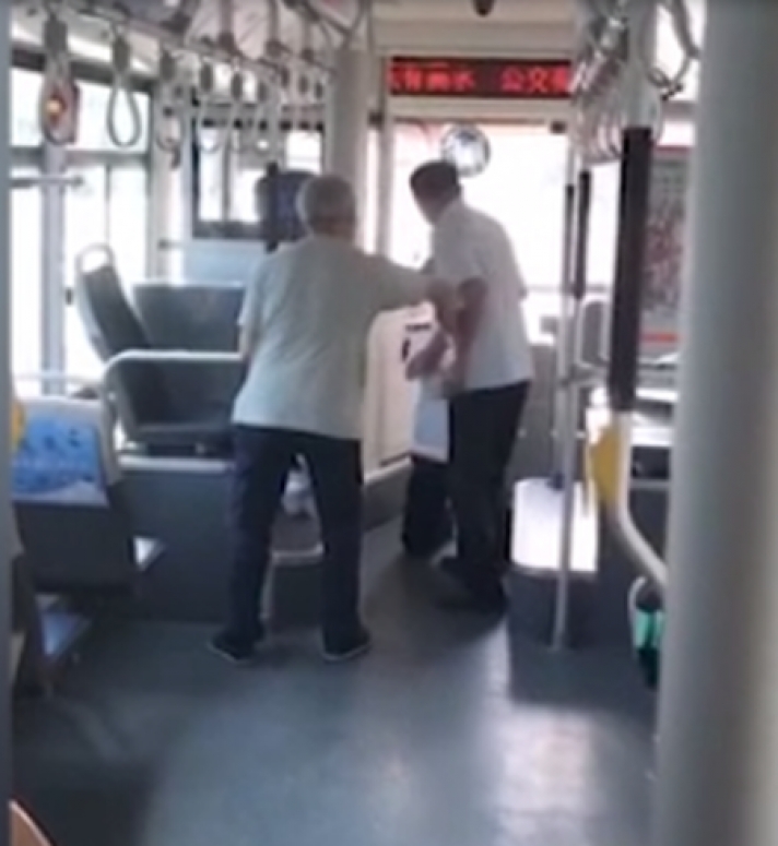 Οδηγός λεωφορείου ζητά γονατιστός συγγνώμη από επιβάτη - Δείτε γιατί (video)