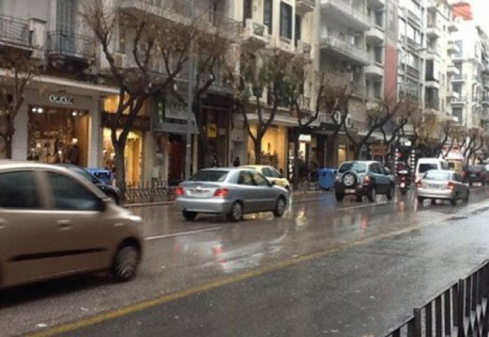 Θεότρελος: Δικηγόρος σταμάτησε την κυκλοφορία και χορεύει στη Θεσσαλονίκη! Το βίντεο που γκρέμισε το facebook (VIDEO)