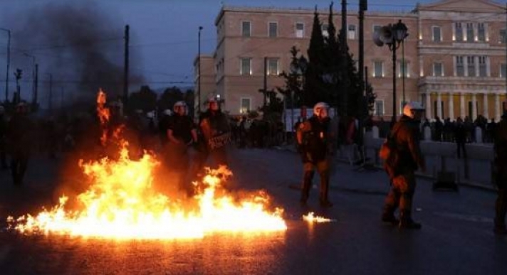 ΣΥΡΙΖΑ κατά της αστυνομίας για τα επεισόδια στο Σύνταγμα -Ζητά εξηγήσεις από τον Τόσκα