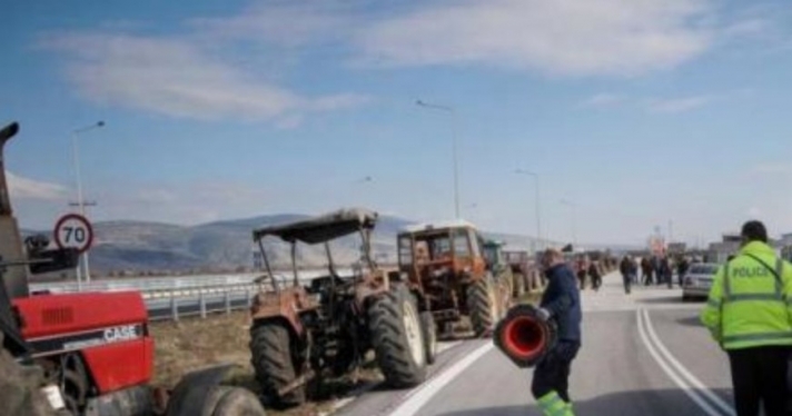 Αγρότες από το Αίγιο στήνουν μπλόκο στην Πατρών - Αθηνών