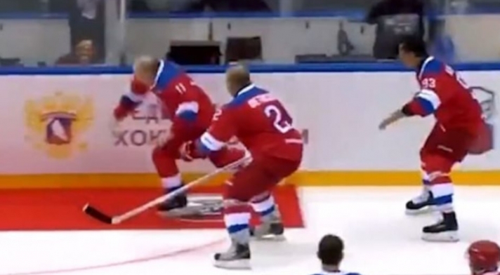 Ο Πούτιν «έσπασε τα μούτρα του» πανηγυρίζοντας μετά τα 8 γκολ που έβαλε σε αγώνα χόκεϊ
