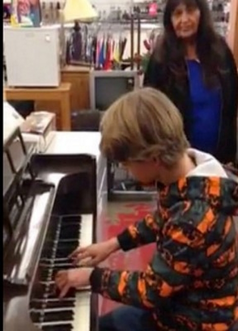 Κανείς δεν περίμενε πολλά από τον Έφηβο όταν κάθισε στο Πιάνο. Όταν Ξεκίνησε, έμειναν με το Στόμα Ανοιχτό!