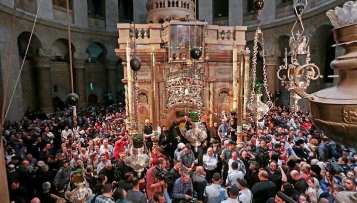 Βγήκε το Άγιος Φως από τον Πανάγιο Τάφο – Η συγκλονιστική στιγμή της Αφής