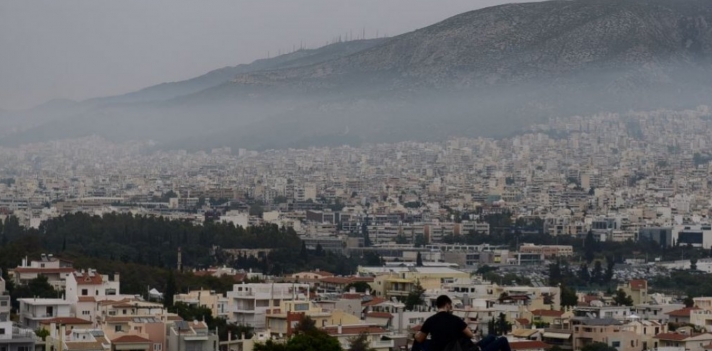 Πάσχα στην Αθήνα: Η τσίκνα κάλυψε τον ουρανό του Λεκανοπεδίου