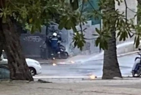 Πολυτεχνείο: Επίθεση με μολότοφ κατά αστυνομικών στην πλατεία Κλαυθμώνος
