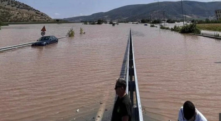 Εικόνες αποκάλυψης - Η στάθμη του νερού εξαφάνισε την Εθνική Οδό Τρικάλων - Λάρισας