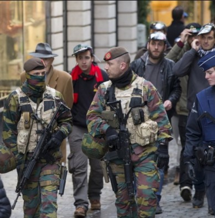Ο στρατός στους δρόμους - Σε επίπεδο συναγερμού 4 το Βέλγιο Bιντεο