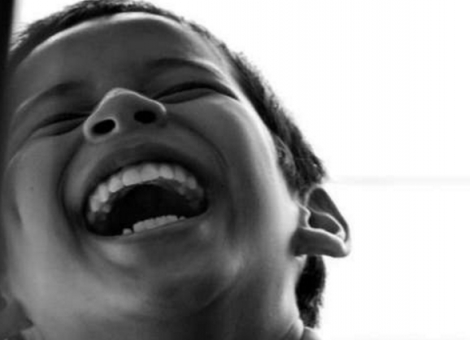 Το γέλιο λειτουργεί στον εγκέφαλο όπως ο διαλογισμός