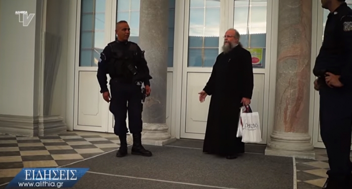 Συνελήφθη ιερέας στη Χίο επειδή είχε ανοιχτές τις πόρτες του ναού