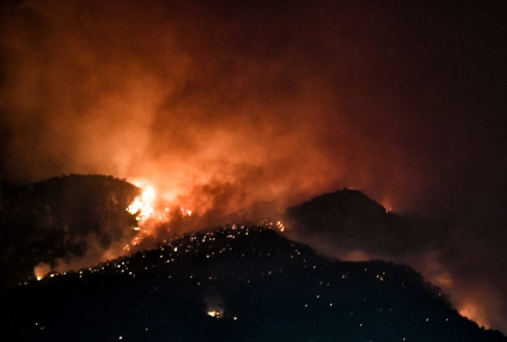 Ολονύχτια μάχη με τις φλόγες στο Λουτράκι - Συνδράμει και ο στρατός (φωτογραφίες - βίντεο)
