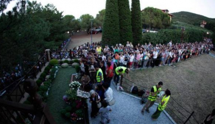 Ουρές προσκυνητών στον τάφο του Αγίου Παϊσίου στη Σουρωτή Θεσσαλονίκης! (φώτο-βίντεο)