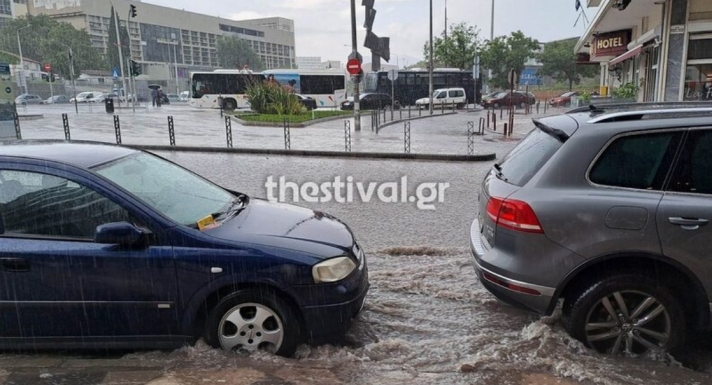 Θεσσαλονίκη: Ποτάμια οι δρόμοι μετά την σφοδρή νεροποντή