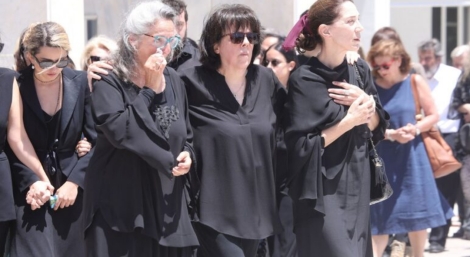 Κηδεία Νόνικας Γαληνέα: Συντετριμμένες οι κόρες της
