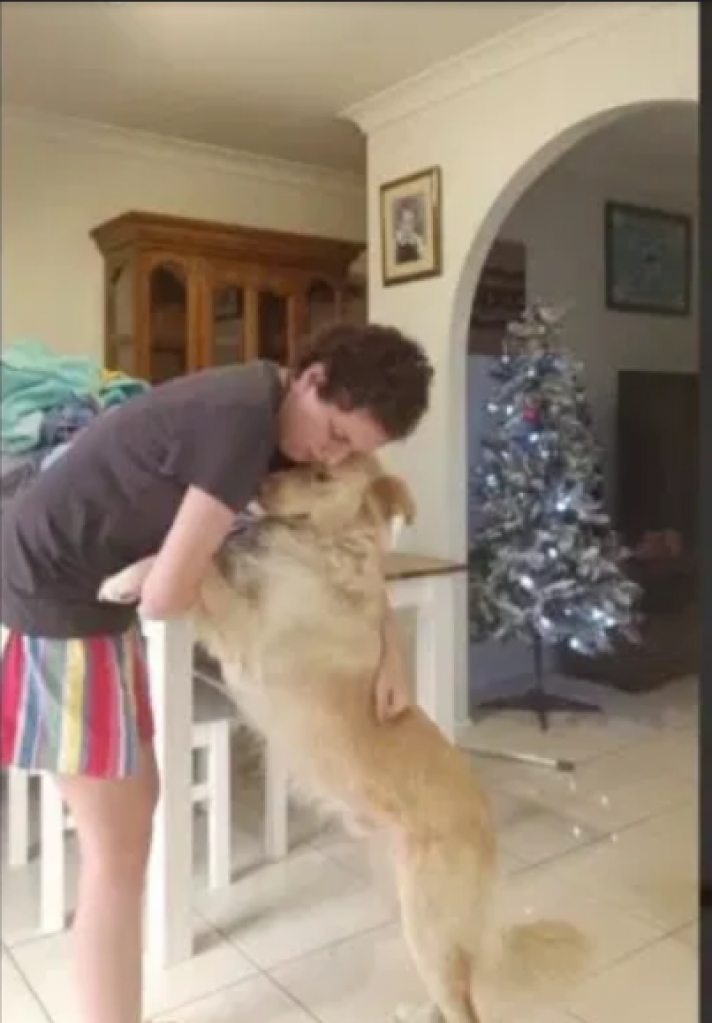 Το πιο γλυκό βίντεο: Σκύλος βοηθάει κοπέλα με αυτισμό να ξεπεράσει κρίση πανικού