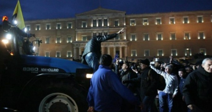 Βουλή: Από την πίσω πόρτα έφυγαν οι βουλευτές του ΣΥΡΙΖΑ!