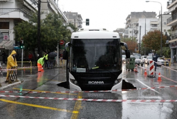 Θεσσαλονίκη: Υποχώρησε το οδόστρωμα και «κατάπιε» λεωφορείο (Video)