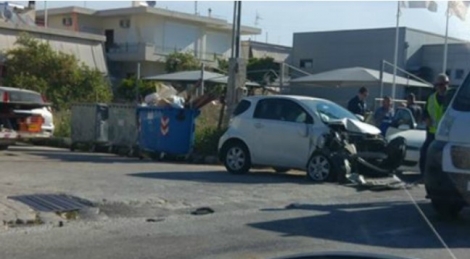 ΙΧ αυτοκίνητο έπεσε πάνω σε κολόνα της ΔΕΗ στο Περιγιάλι Κορινθίας ευτυχώς χωρίς να τραυματιστεί κανείς.
