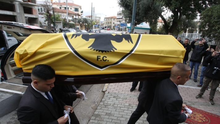 Σκεπασμένος με τη σημαία της ΑΕΚ στο «τελευταίο αντίο» – Το μεσημέρι η κηδεία του Μίμη Παπαϊωάννου – Σε λαϊκό προσκύνημα η σορός του