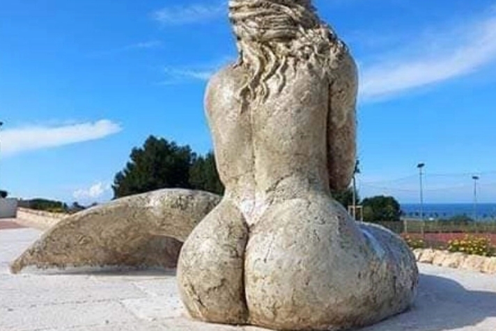 Ιταλία: Σάλος για το άγαλμα γοργόνας αλά... Καρντάσιαν σε πλατεία της Απουλίας - Δείτε φωτογραφίες