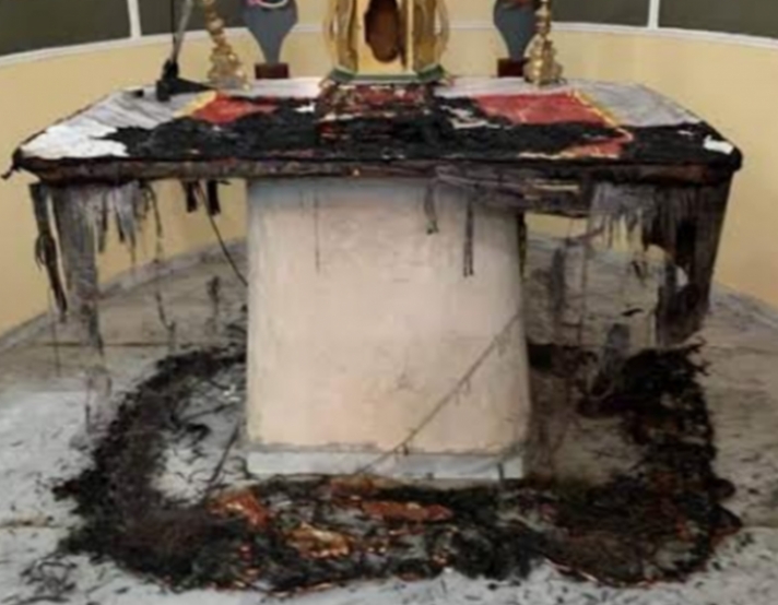 Χίος: Έκαψαν την Αγία Τράπεζα του Αγίου Χαραλάμπους - Ο ναός «πολιορκείται» από χιλιάδες μουσουλμάνους αλλοδαπούς (φώτο)