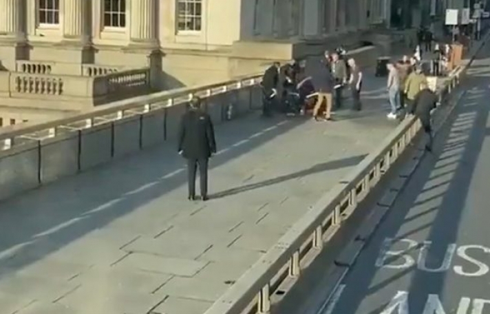 Τρόμος στο Λονδίνο: Αστυνομικοί πυροβόλησαν άγνωστο που επιτέθηκε με μαχαίρι σε πολίτες (βίντεο)