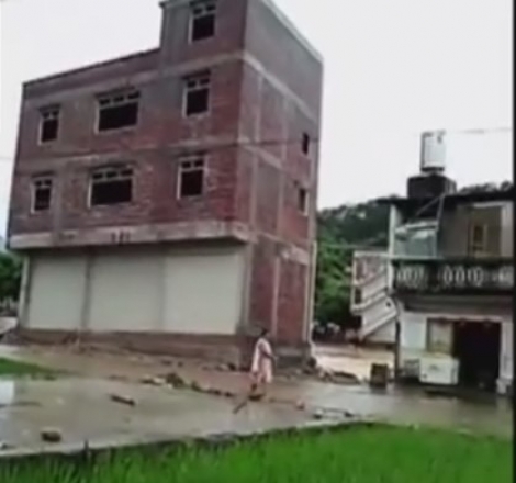 Βίντεο σοκ: Ορμητικός χείμαρρος παρέσυρε κτήριο έπειτα από σφοδρές βροχοπτώσεις στην Κίνα