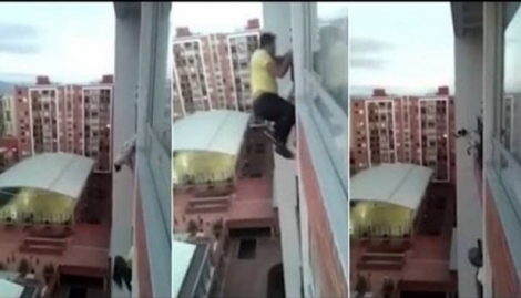 Ρισκάρισε τη ζωή του για να σώσει σκυλάκι που κρεμόταν από μπαλκόνι! (video)